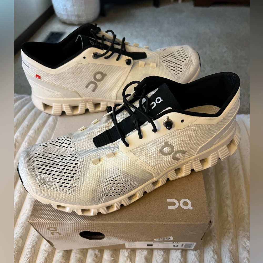 On Cloud 5. White and Black size 9